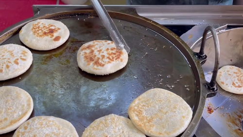 集合了糖包 燒餅 火燒口味的早點(diǎn)食品,用特制的爐子烤出來,這個(gè)香